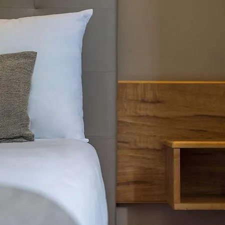 Contact Solana, Mendesfrance Hotel 3*