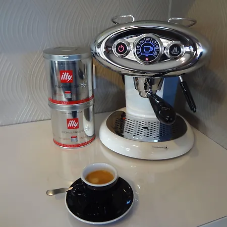 Contact Solana, Mendesfrance Hotel