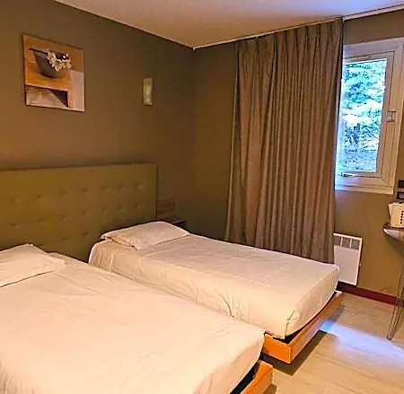 Hotel Contact Solana, Mendesfrance 3*