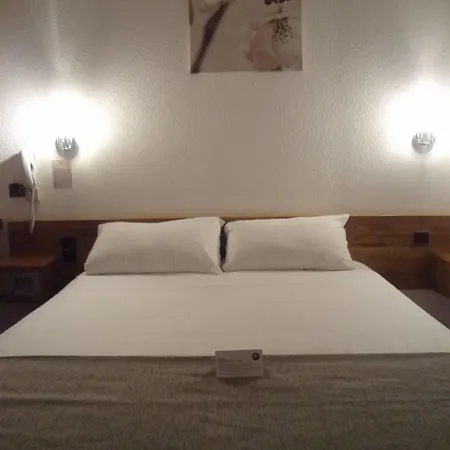 Contact Solana, Mendesfrance Hotel